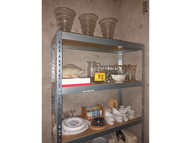 Lot 72 - huisraad. inhoud rek - afbeelding 2 van  7