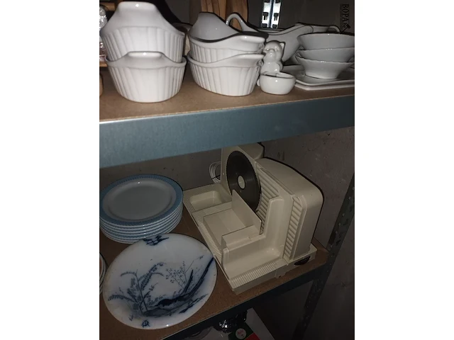 Lot 72 - huisraad. inhoud rek - afbeelding 6 van  7