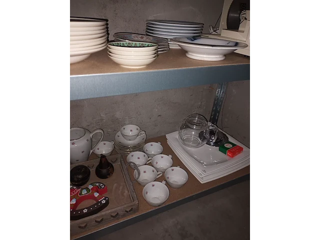 Lot 72 - huisraad. inhoud rek - afbeelding 7 van  7