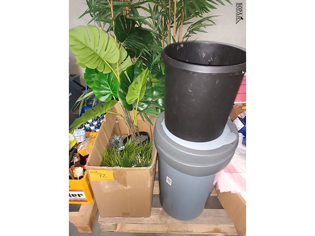 Lot 72 - kunstplanten en vuilnisbakken - afbeelding 1 van  5