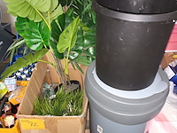 Lot 72 - kunstplanten en vuilnisbakken - afbeelding 1 van  5