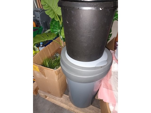 Lot 72 - kunstplanten en vuilnisbakken - afbeelding 2 van  5