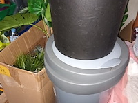 Lot 72 - kunstplanten en vuilnisbakken - afbeelding 2 van  5