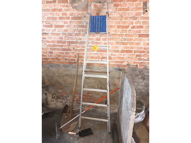 Lot 72 - ladder, borstels, scheppen - afbeelding 1 van  2