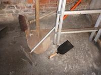 Lot 72 - ladder, borstels, scheppen - afbeelding 2 van  2