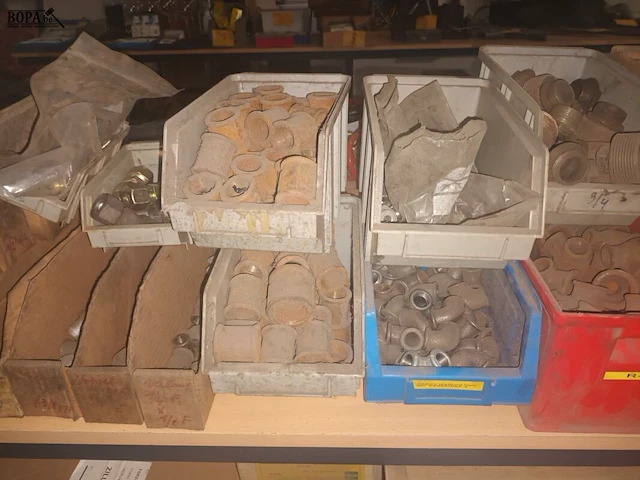 Lot 72 - lot metalen koppelstukken - afbeelding 3 van  4