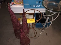 Lot 72 - plantenstaanders en kerstbomen - afbeelding 1 van  4