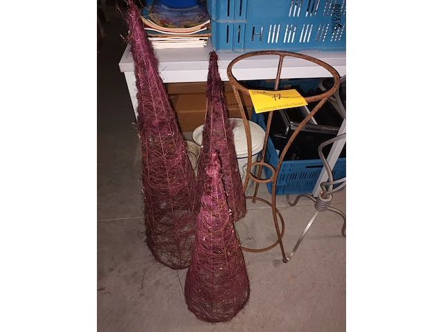 Lot 72 - plantenstaanders en kerstbomen - afbeelding 2 van  4