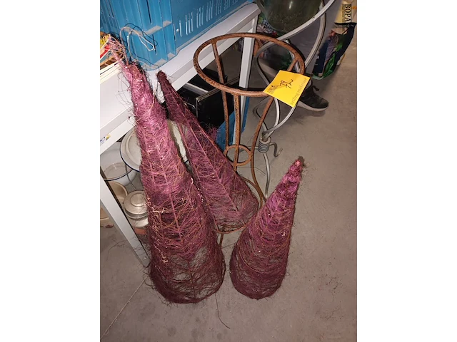 Lot 72 - plantenstaanders en kerstbomen - afbeelding 4 van  4