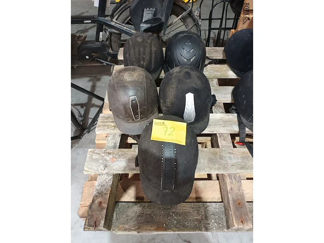 Lot 72 - ruitershelm. 5 stuks - afbeelding 1 van  3