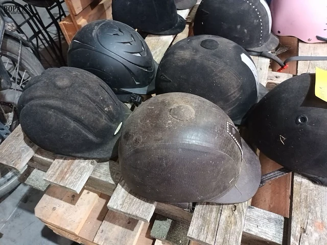 Lot 72 - ruitershelm. 5 stuks - afbeelding 2 van  3