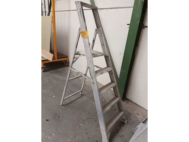 Lot 720 - aluminium trapladder - afbeelding 2 van  2