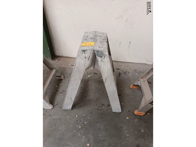 Lot 721 - aluminium trapje - afbeelding 1 van  2