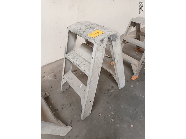Lot 721 - aluminium trapje - afbeelding 2 van  2