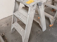 Lot 721 - aluminium trapje - afbeelding 2 van  2