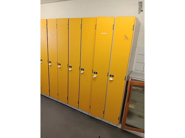 Lot 721 - locker kasten - afbeelding 1 van  2