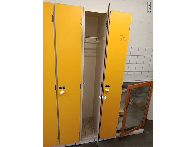 Lot 721 - locker kasten - afbeelding 2 van  2