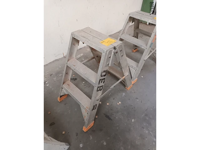 Lot 722 - aluminium trapje - afbeelding 2 van  2