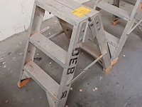 Lot 722 - aluminium trapje - afbeelding 2 van  2