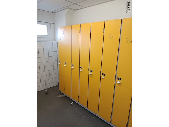 Lot 722 - locker kasten - afbeelding 1 van  2