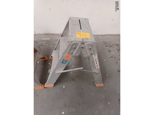 Lot 723 - aluminium trapje - afbeelding 1 van  2