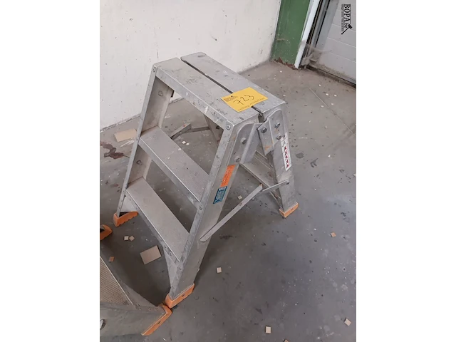 Lot 723 - aluminium trapje - afbeelding 2 van  2