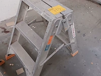 Lot 723 - aluminium trapje - afbeelding 2 van  2