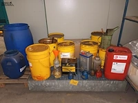 Lot 725 - opvangbak met producten - afbeelding 1 van  4
