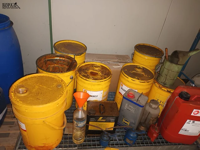 Lot 725 - opvangbak met producten - afbeelding 3 van  4