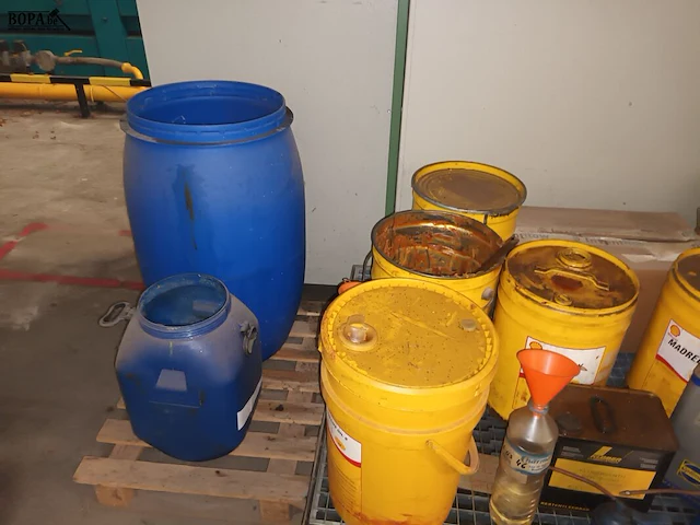 Lot 725 - opvangbak met producten - afbeelding 4 van  4