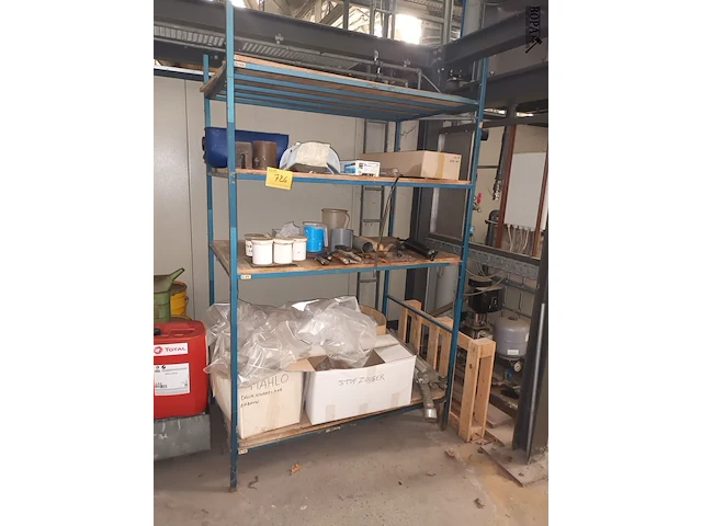 Lot 726 - metalen rek met inhoud - afbeelding 1 van  4