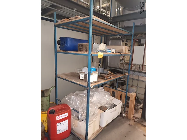 Lot 726 - metalen rek met inhoud - afbeelding 2 van  4