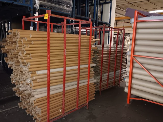 Lot 728 - metalen rek met kartonnen kokers. 2 stuks - afbeelding 2 van  3