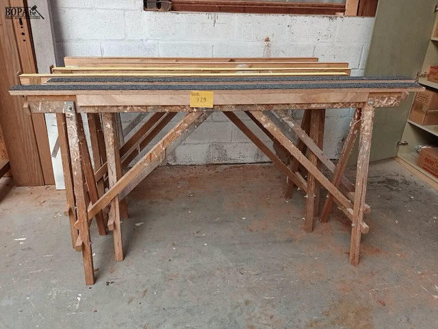 Lot 729 - houten schragen en planken - afbeelding 1 van  4