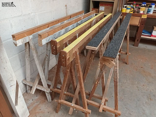 Lot 729 - houten schragen en planken - afbeelding 2 van  4