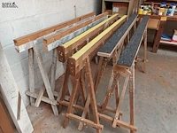 Lot 729 - houten schragen en planken - afbeelding 2 van  4