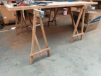 Lot 729 - houten schragen en planken - afbeelding 3 van  4