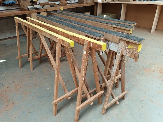 Lot 729 - houten schragen en planken - afbeelding 4 van  4