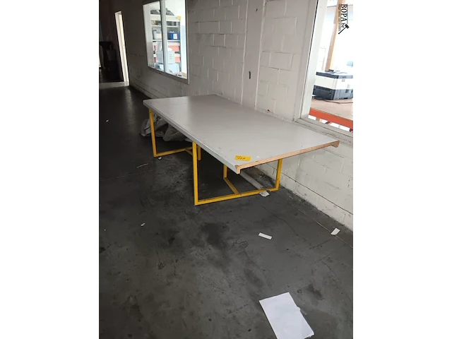 Lot 729 - werktafel - afbeelding 1 van  2