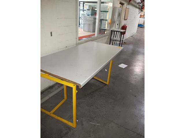 Lot 729 - werktafel - afbeelding 2 van  2