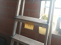 Lot 73 - aluminium trapladder - afbeelding 1 van  3