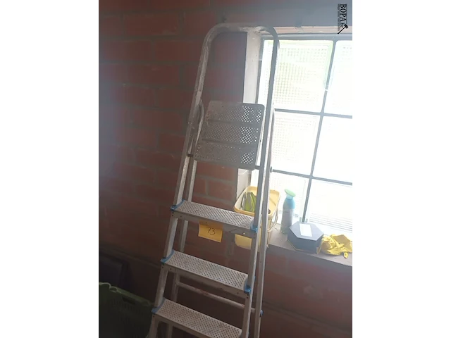 Lot 73 - aluminium trapladder - afbeelding 2 van  3