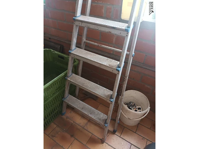 Lot 73 - aluminium trapladder - afbeelding 3 van  3
