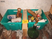 Lot 73 - decoratie en bierpotten. 2 bakken - afbeelding 1 van  4