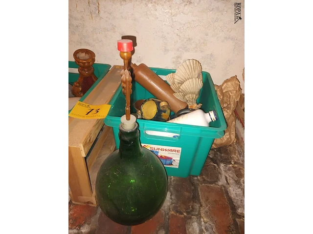Lot 73 - decoratie en bierpotten. 2 bakken - afbeelding 2 van  4