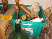 Lot 73 - decoratie en bierpotten. 2 bakken - afbeelding 2 van  4