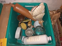 Lot 73 - decoratie en bierpotten. 2 bakken - afbeelding 3 van  4
