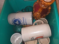 Lot 73 - decoratie en bierpotten. 2 bakken - afbeelding 4 van  4