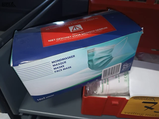 Lot 73 - ehbo kistje en mondmaskers - afbeelding 3 van  3