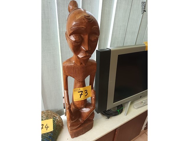 Lot 73 - houten afrikaans beeld - afbeelding 1 van  4